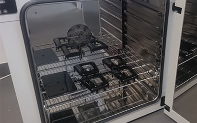 Prüfteile im Trockenschrank getestet